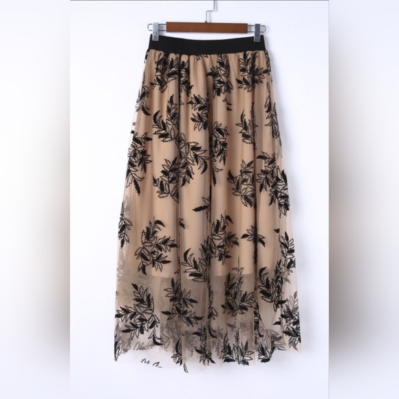 💟RESTOCKED💟 Floral Leaves Embroidered Maxi Skirt - Picture 5 of 12
